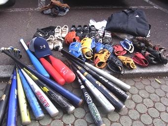 東日本大震災の被災地に野球道具をお届け　（2011年5月）
