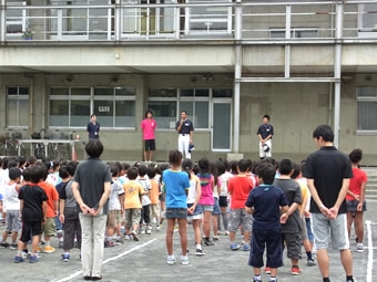 東京・杉並第四小学校の体育の授業で野球を指導　（2010年7月）