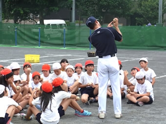 東京・杉並第四小学校の体育の授業で野球を指導　（2010年7月）